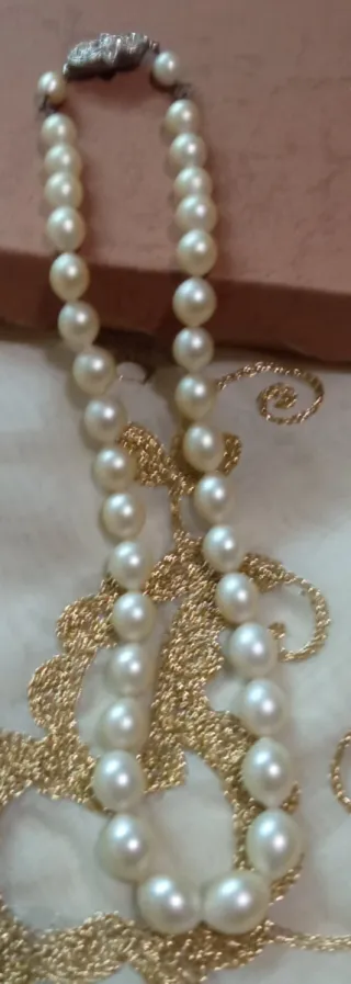 Collar de perlas y cierre plateado y brillantitos