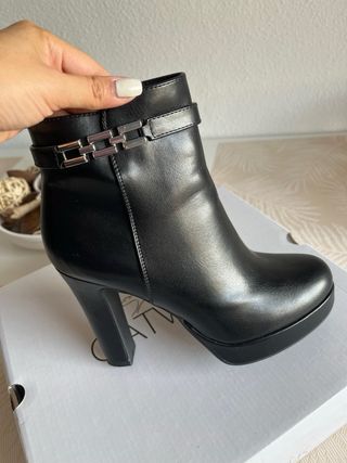 Botas de tacón negras con hebilla