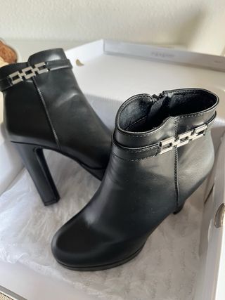 Botas de tacón negras con hebilla