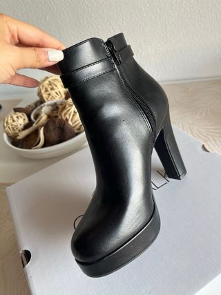 Botas de tacón negras con hebilla
