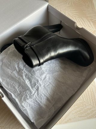 Botas de tacón negras con hebilla