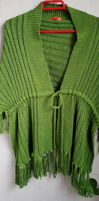 Chal verde con flecos