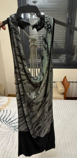 Vestido de fiesta plateado y negro