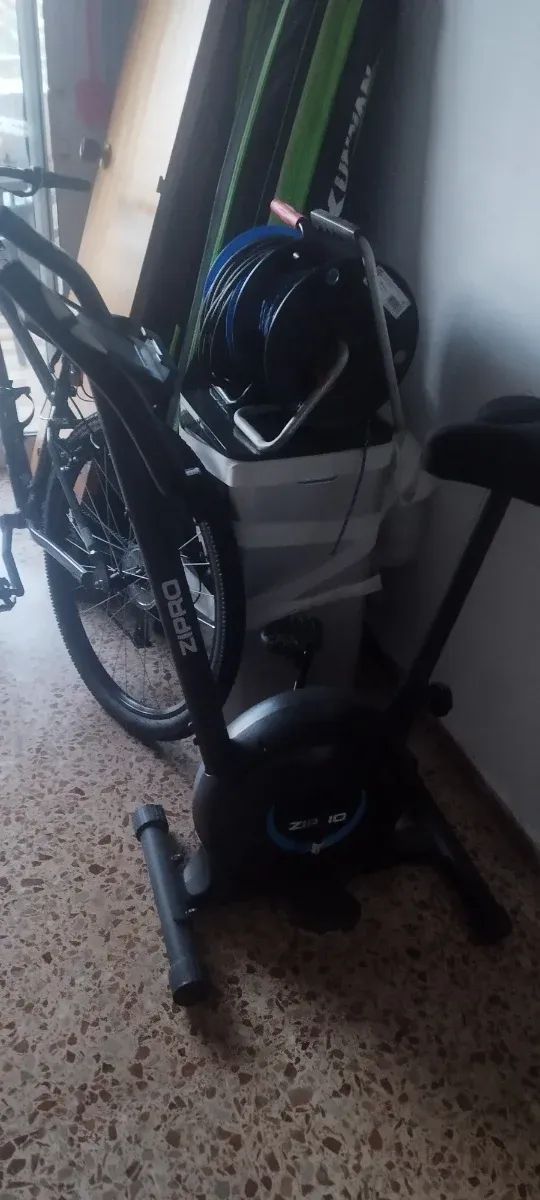 Bicicleta estática ZIPRO digital casi nueva