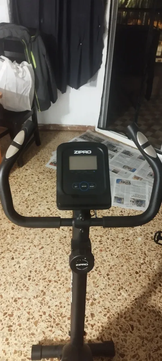 Bicicleta estática ZIPRO digital casi nueva