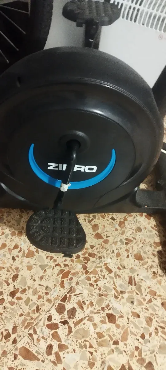 Bicicleta estática ZIPRO digital casi nueva