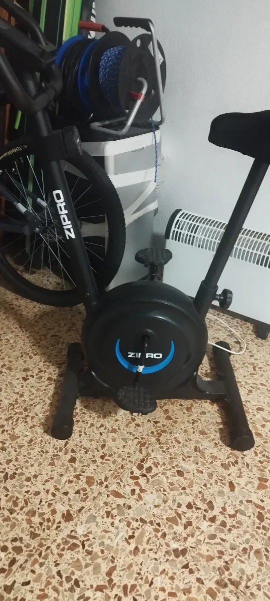Bicicleta estática ZIPRO digital casi nueva