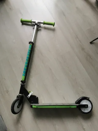 Patinete con luz verde