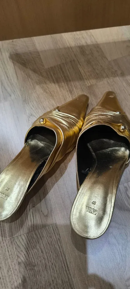 Zapatos Zara dorados