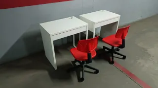 2 Escritorios Blancos y 2 Sillas Rojas