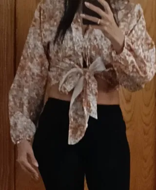 Camisa corta estampada con nudo