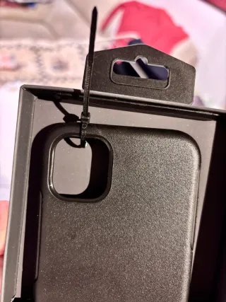 Funda Otter Symmetry iPhone 11 Negra