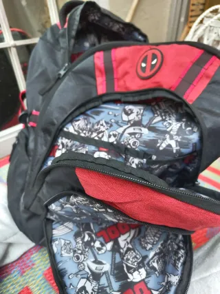 Mochila Deadpool Roja y Negra