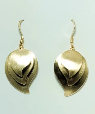 Pendientes Ref: 1023. Chapados diseño hoja.