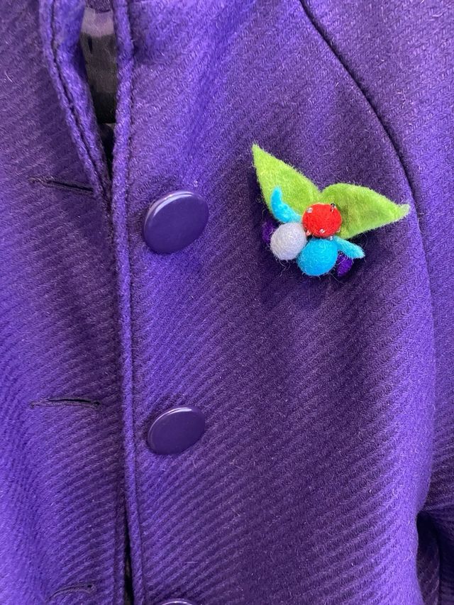 Chaqueta morada con broche