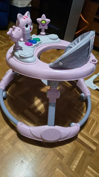 Cochecito de bebé rosa con detalles dorados, etc