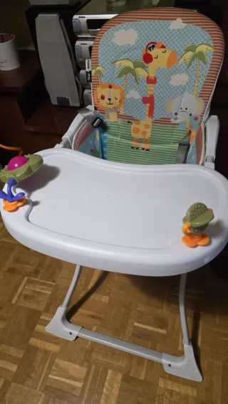 Cochecito de bebé rosa con detalles dorados, etc