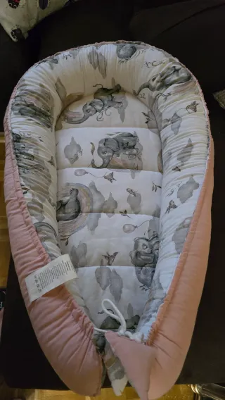 Cochecito de bebé rosa con detalles dorados, etc