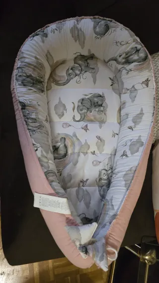 Cochecito de bebé rosa con detalles dorados, etc