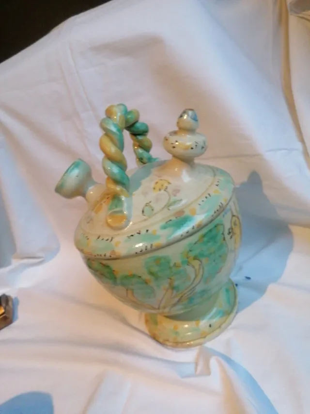 Botijo de cerámica pintado a mano