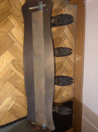 Perchero de madera con patas de animal es original