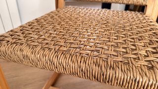 Silla de madera y ratán