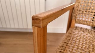 Silla de madera y ratán