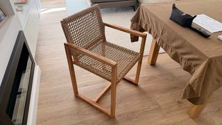 Silla de madera y ratán