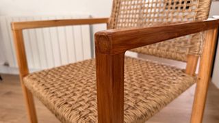 Silla de madera y ratán