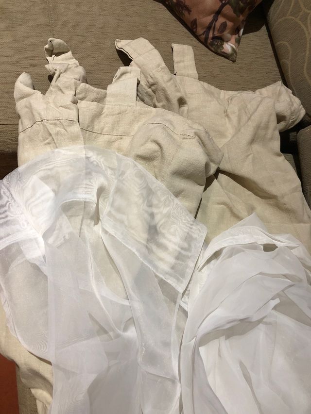 Cortinas y visillos beige y blancos