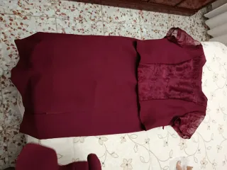 Traje de fiesta burdeos