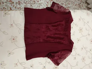 Traje de fiesta burdeos