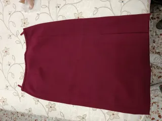 Traje de fiesta burdeos