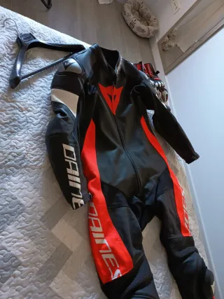 Mono Dainese Moto Piel Negro/Rojo