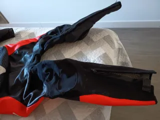 Mono Dainese Moto Piel Negro/Rojo