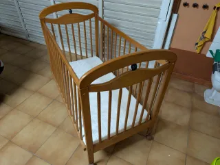 Cuna madera con colchón Ikea