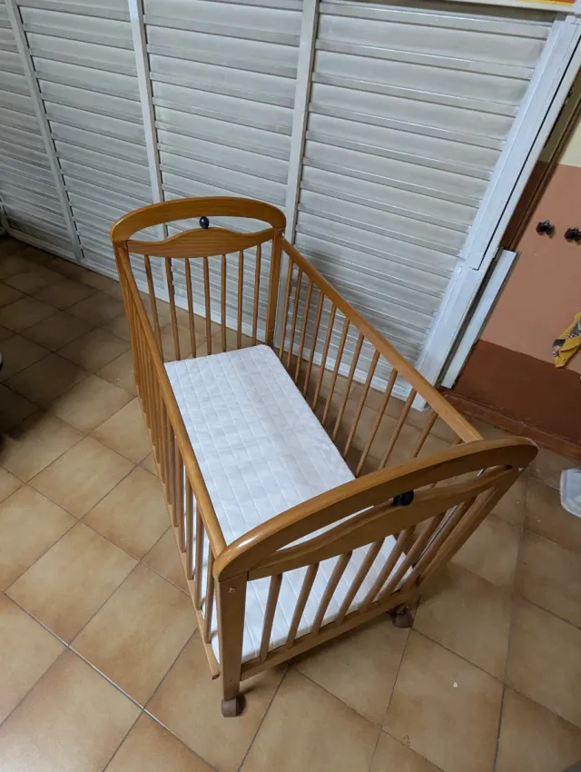 Cuna madera con colchón Ikea