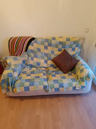 Dos sofás de tela beige