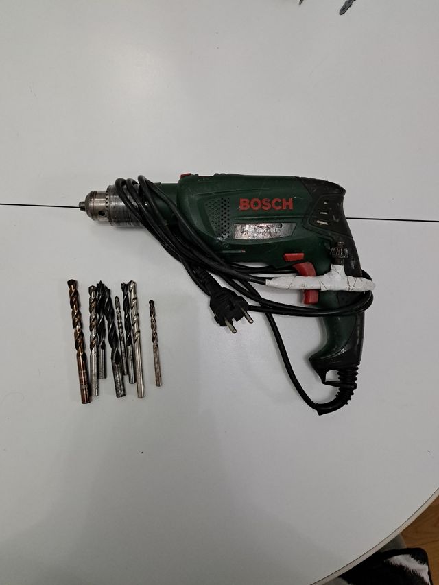 Taladro Bosch con brocas