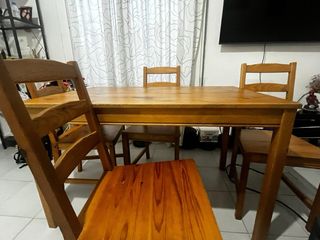 Mesa de comedor de madera para 4 personas y sillas