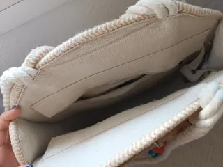 Bolso redondo de cuerda con pompones