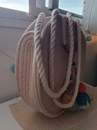 Bolso redondo de cuerda con pompones