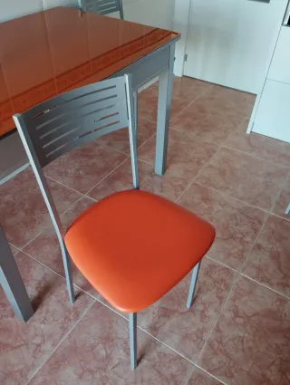 Mesa de comedor con 2 sillas
