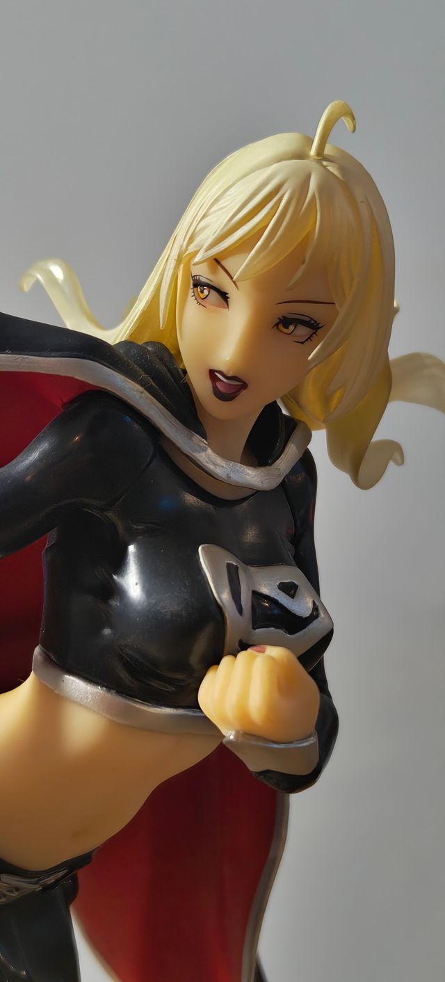 Supergirl (Black Suit) – Kotobukiya Bishoujo