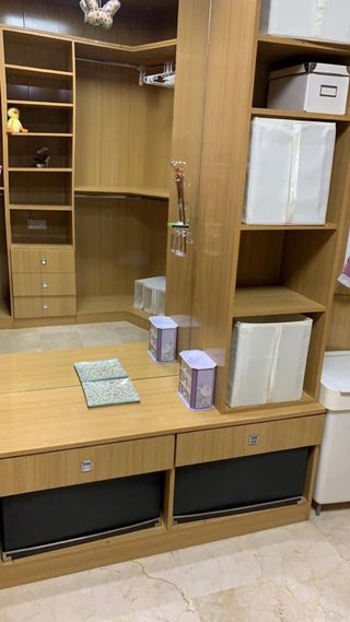 Vestidor con Armarios y baldas de roble