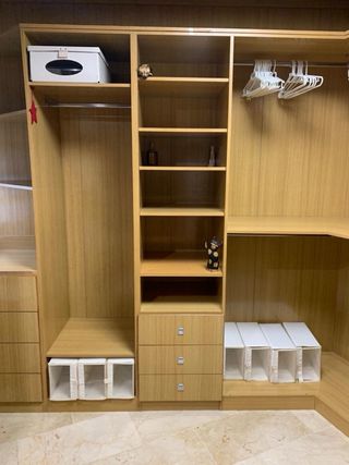 Vestidor con Armarios y baldas de roble