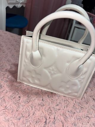 Bolso blanco con relieve