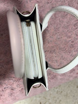 Bolso blanco con relieve