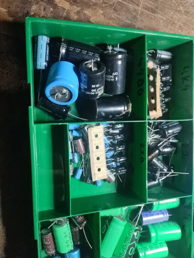 Lote de Condensadores Electrónicos