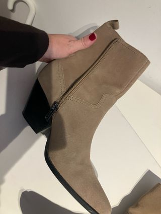 Botines beige tacón ancho de 6 cm